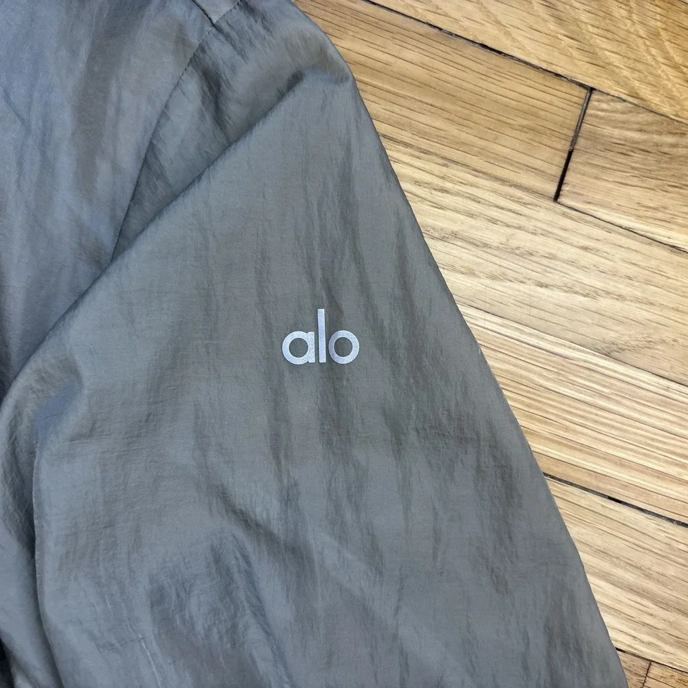 Alo‎ Yoga Women's Green Nylon Hooded Windbreaker Full Zip Cropped Jacket Small